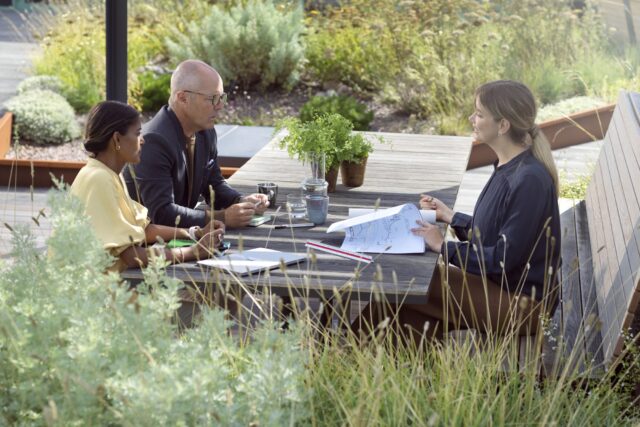 Castellum-0465-people sitting at a table in greenery having a work meeting